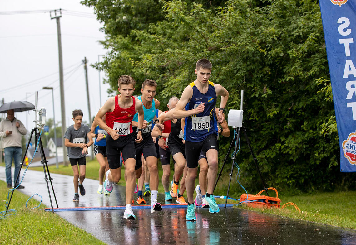 Ti løpere lot seg ikke stanse av litt regn og stilte til start i Perseløpets 3 km. (Foto: Bjørn Hytjanstorp)