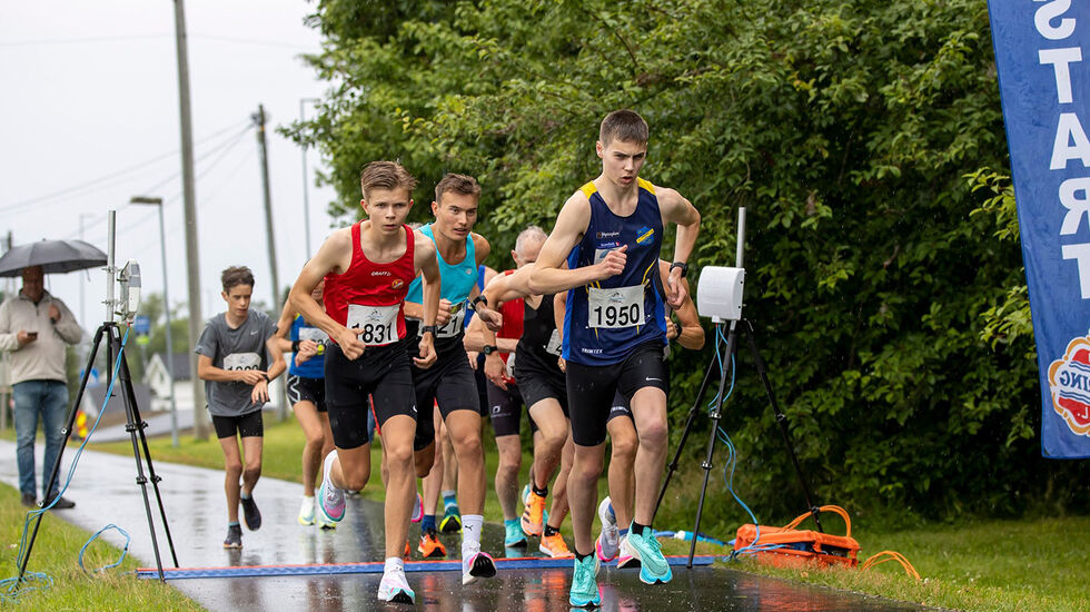 Ti løpere lot seg ikke stanse av litt regn og stilte til start i Perseløpets 3 km. (Foto: Bjørn Hytjanstorp)