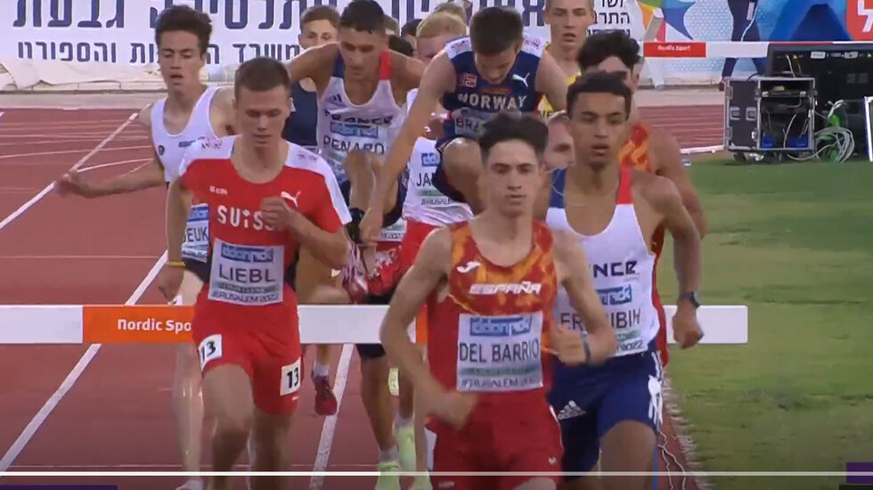Kristian Bråthen Børve sentralt i feltet som passerer et av hinderne. (Foto: European Athletics streaming)