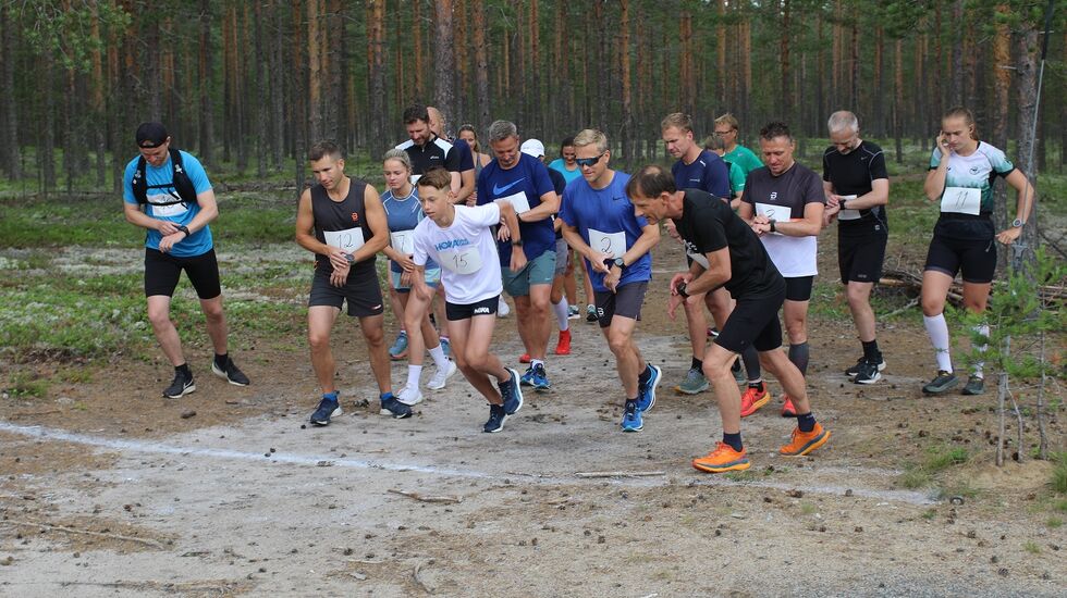 18 løpere legger av gårde på fellesstarten på kvart- og halvmaraton. (Foto: Eivind Skille)