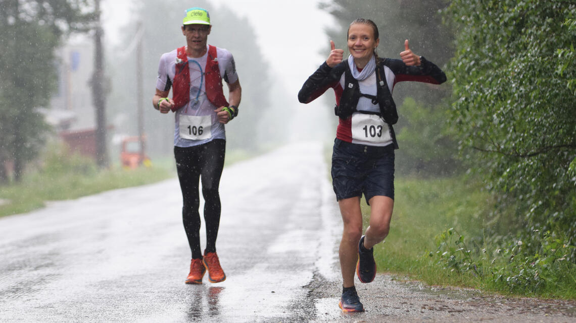 De aller  første i regnet  fra start og også i mål mål etter en drøy fjellmaraton i Alvdal: Andreas Skogen fra Høvik og Synnøve Volden fra Os.
