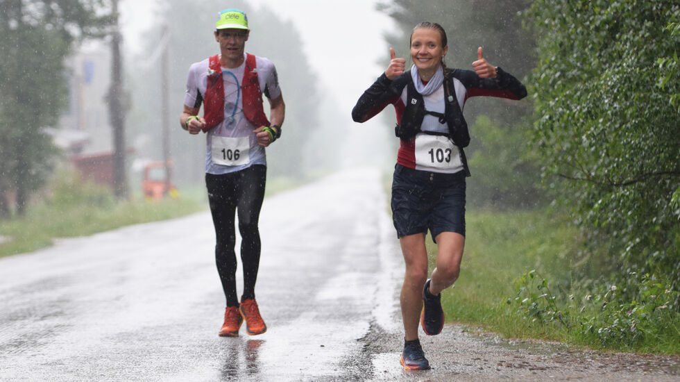 De aller  første i regnet  fra start og også i mål mål etter en drøy fjellmaraton i Alvdal: Andreas Skogen fra Høvik og Synnøve Volden fra Os. 