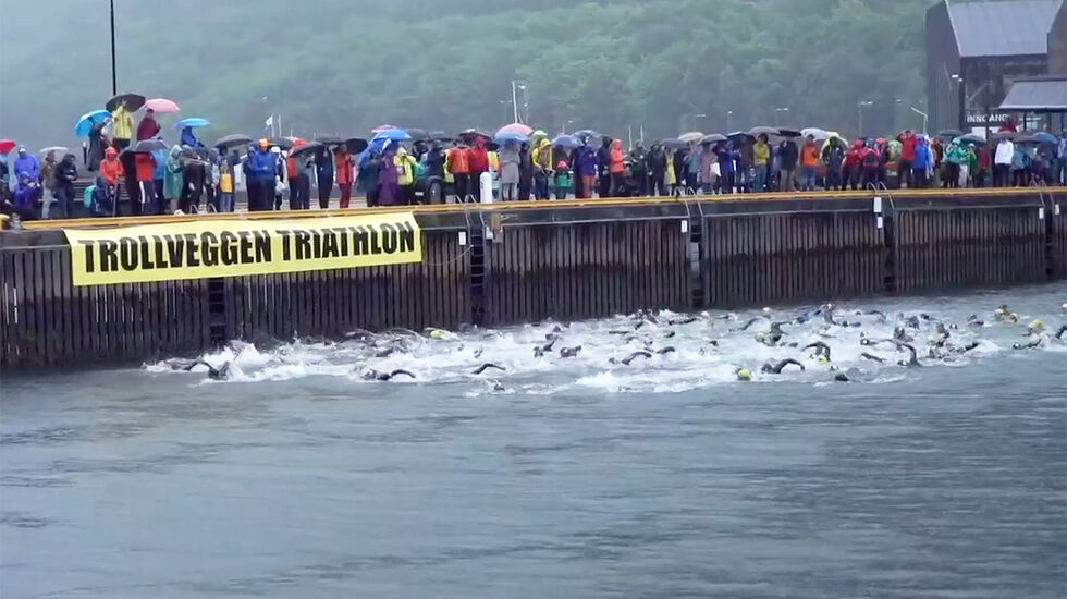 Trollveggen Triathlon 2022 er i gang. (Foto: Skjermdump LIVE-stream)