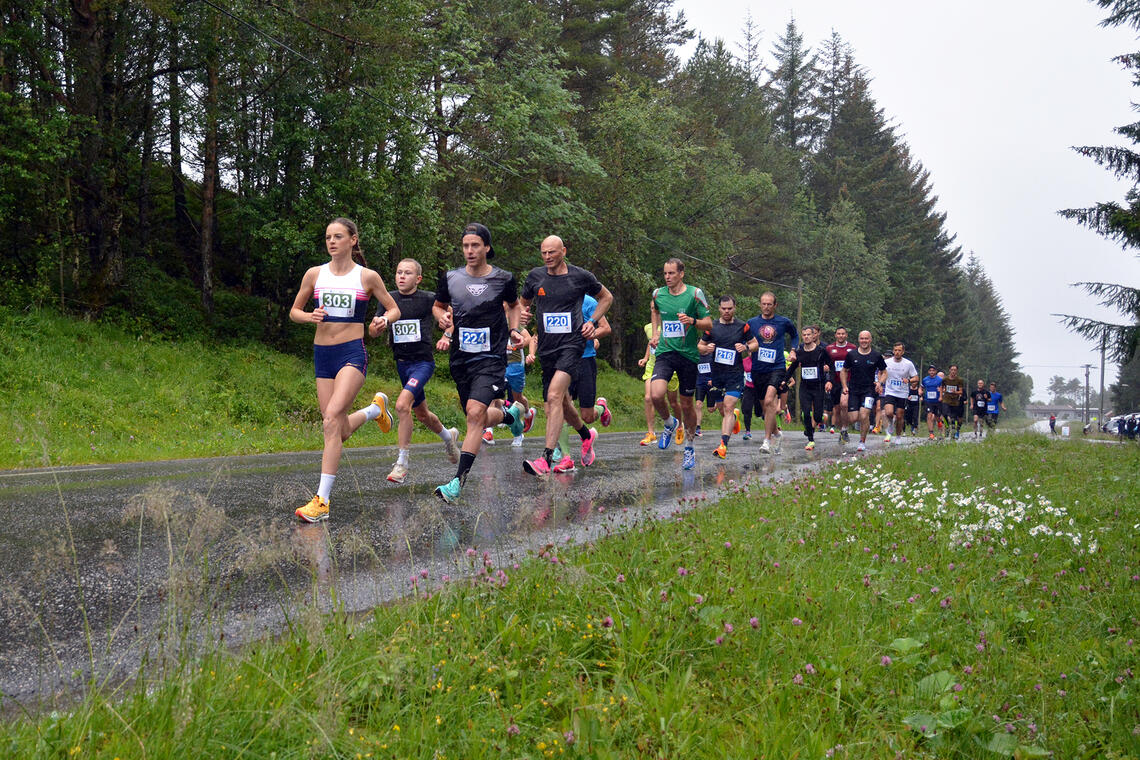 Starten har gått og Live Solheimdal leder an foran i toget. Hun løp etter hvert inn til seier på 5 kilometeren. Her følges hun nærmest av Brage Bjerkeli (302/5km), Eivind Monsås (224/10 km) og Thomas Sandhaug (220/10 km). (Foto: Arrangøren)