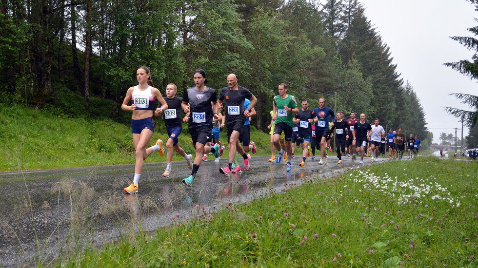 Starten har gått og Live Solheimdal leder an foran i toget. Hun løp etter hvert inn til seier på 5 kilometeren. Her følges hun nærmest av Brage Bjerkeli (302/5km), Eivind Monsås (224/10 km) og Thomas Sandhaug (220/10 km). (Foto: Arrangøren)