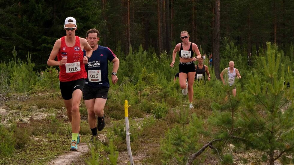 Fra tidlig i årets Risberget Rundt med Magnus Torp Antonsen foran Arne Rossebø Lie og Liv Tone Heramb på fra Kynnbrua. Bak skimtes Håvard Ellefsen og Henning Aasen. (Foto: Knut Øsmundset/Risberget Turforening)