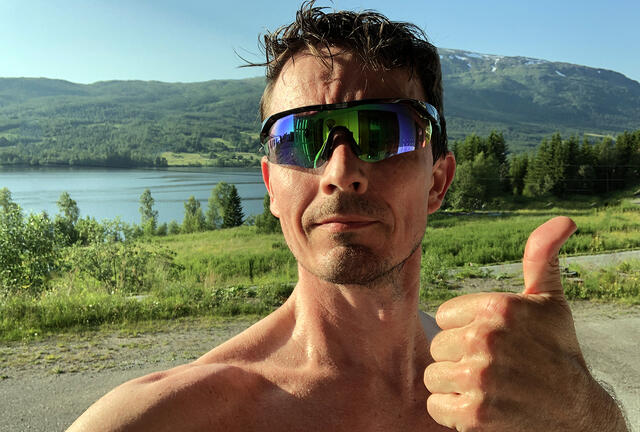 Tommel opp for at man har mulighet til å bevege seg i det hele tatt. (Foto: Tom-Arild Hansen)