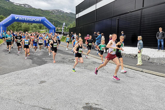 Rebecca Hilland og Marius Vedvik setter farten på 10 km. (Foto: Johnny Solheimsnes)