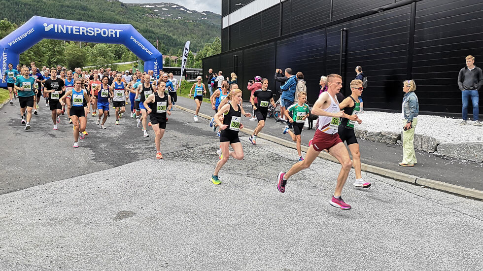 Rebecca Hilland og Marius Vedvik setter farten på 10 km. (Foto: Johnny Solheimsnes)