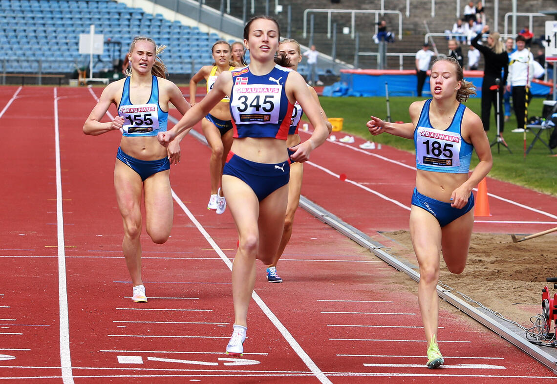 Lureløp: Ingen ville dra på 800 m, så det ble de beste spurternes dag, og Ingeborg Østgård var best i U20-finalen. (Foto: Kjell Vigestad)
