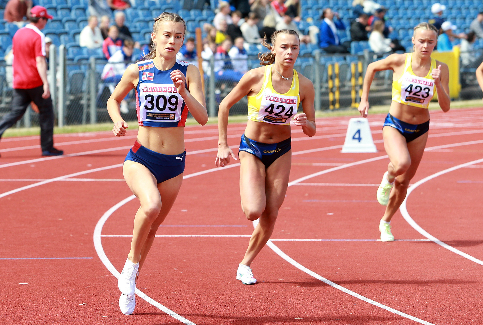 800m_U23_kvinner_Selma_Engdahl_soetrene_Julia_og_Wilma_Nielsen_tele_AZ3T9491.jpg