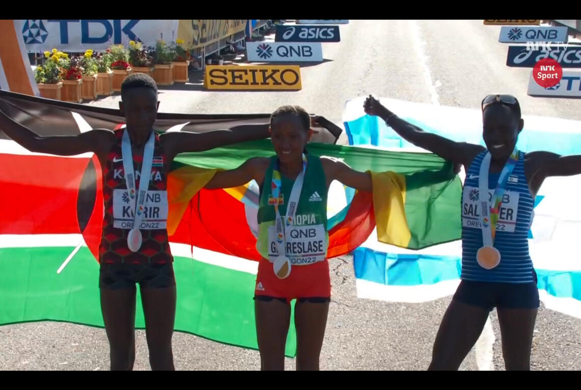 Premiepallen for kvinner på maraton. Gotytom Gebreslase (midten) vant foran Judith Jeptum Korir (til venstre) og Lonah Salpeter (til høyre). (Skjermdump: NRK)