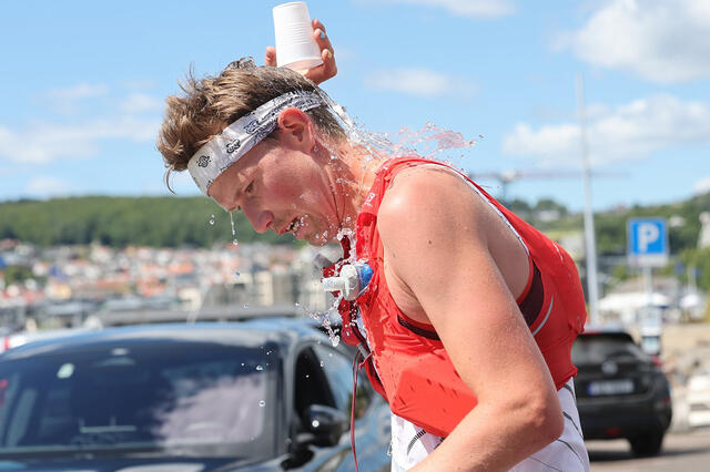 Det ble løyperekord både for kvinner og menn i det 50 km lange ultratrail-løpet i Larvik. Her er det herrevinner Aasmund Kjøllmoen Steiensom kjøler seg ned. (Alle foto: arrangøren)