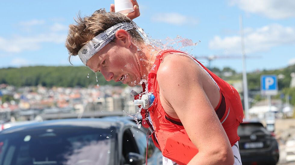 Det ble løyperekord både for kvinner og menn i det 50 km lange ultratrail-løpet i Larvik. Her er det herrevinner Aasmund Kjøllmoen Steiensom kjøler seg ned. (Alle foto: arrangøren)