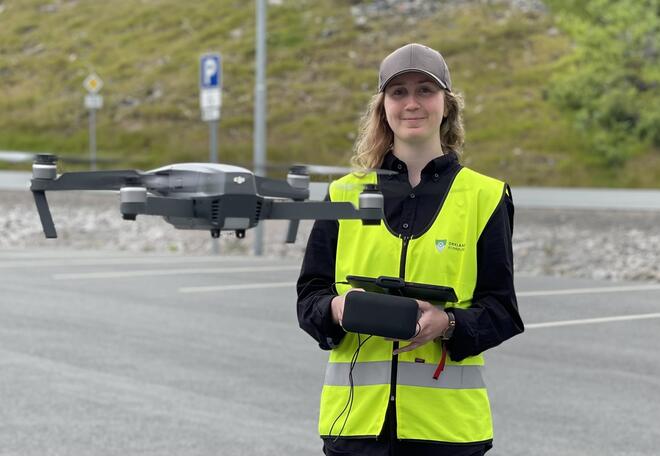 Ina Fossum Asbølmo med full kontroll på dronen. Foto: Steinar Larsen/Orkland kommune
