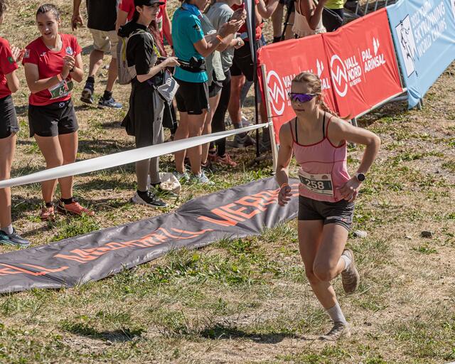 Ingeborg Synstnes Hole inn til gull i Youth Skyrunning World Championships i Andorra i juli i år. (Foto: Youth Skyrunning World Champs)