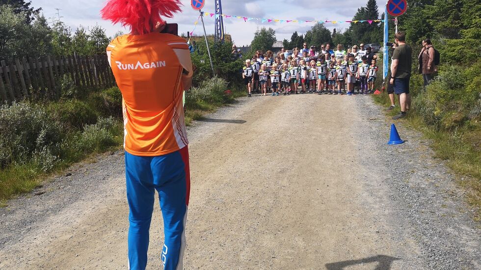 Øyvind Kvernen sender 40 barn ut på Folkeløpet 1 km på Sjusjøen lørdag. (Foto: Rolf Bakken)
