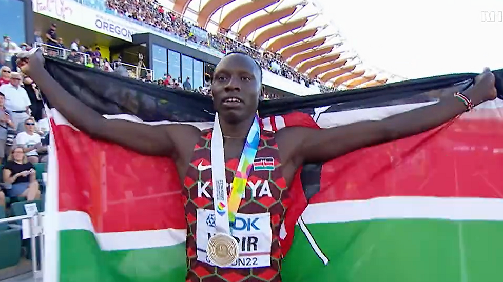 Emmanuel Kipkurui Korir feirer med det kenyanske flagget etter en imponerende avslutning på Hayward Field lørdag ettermiddag. (Skjermdump fra NRK)