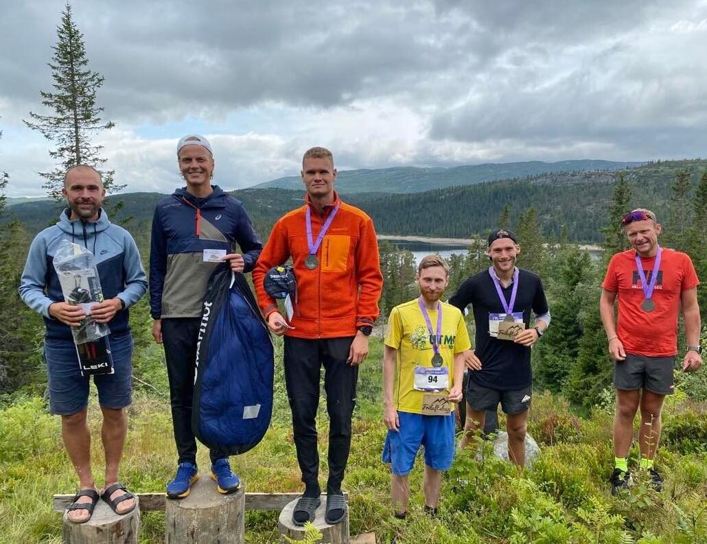 De seks beste herrene på 57-kilometeren, med Simen Hjalmar Wästlund på den høyeste stubben. (Foto: Petter Vabog)
