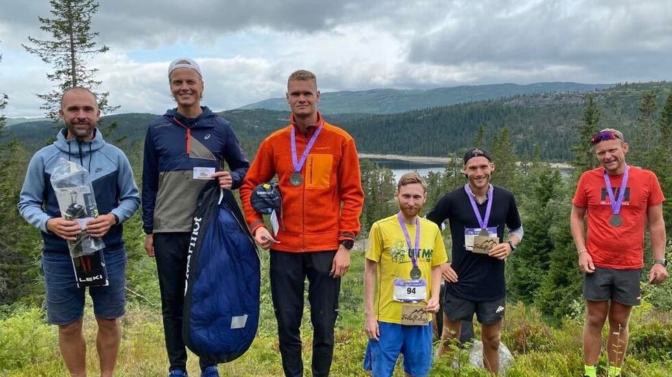 De seks beste herrene på 57-kilometeren, med Simen Hjalmar Wästlund på den høyeste stubben. (Foto: Petter Vabog)