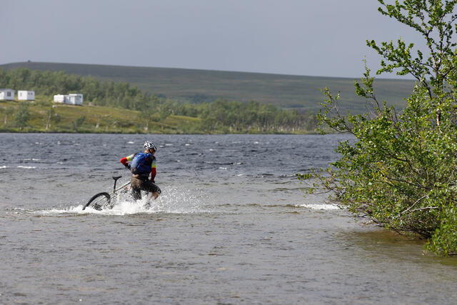 Ekstreme vannmengder på Finnmarksvidda tvinger Offroad Finnmark til å legge om deler av ruten, for å unngå de mest krevende elvepasseringene. (Foto: Ole Kristian Kivijervi/Offroad Finnmark)
