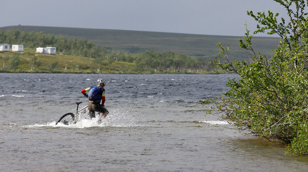 Ekstreme vannmengder på Finnmarksvidda tvinger Offroad Finnmark til å legge om deler av ruten, for å unngå de mest krevende elvepasseringene. (Foto: Ole Kristian Kivijervi/Offroad Finnmark)