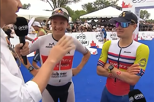 Gustav Iden (ti høyre) og Kristian Blummenfeldt blir intervjuet av arrangøren etter norsk dobbeltseier i Edmonton søndag. (Skjermdump fra PTOs facebookside)
