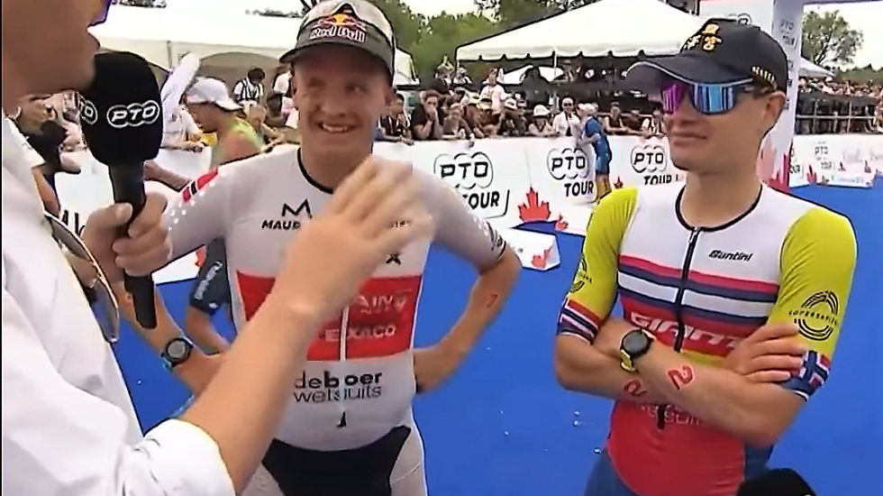 Gustav Iden (ti høyre) og Kristian Blummenfeldt blir intervjuet av arrangøren etter norsk dobbeltseier i Edmonton søndag. (Skjermdump fra PTOs facebookside)
