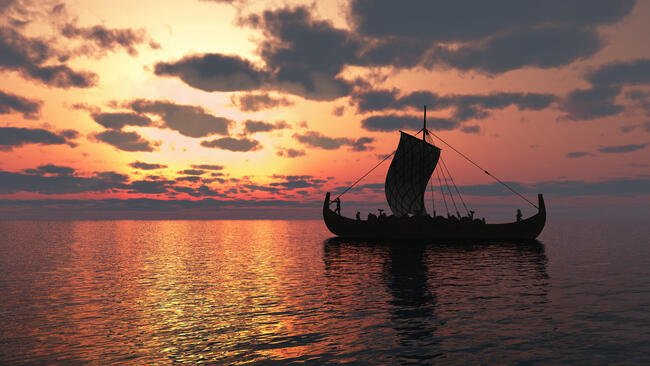 Norrøne langskip var store klinkbygde skip brukt av skandinaviske sjøfarere i og etter vikingtiden. Foto: Mostphotos