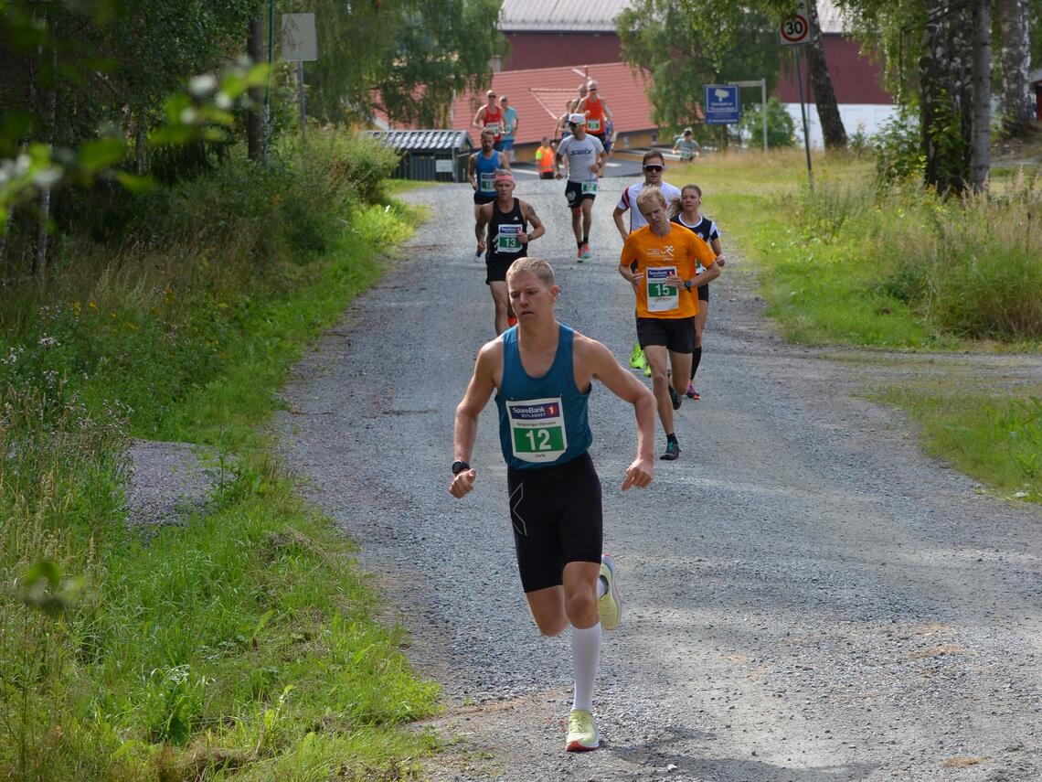 Fra fjorårets Kongsvinger skogsmaraton med vinner Jarle Marvik i tet fra start. (Foto: Janne Slorafoss)