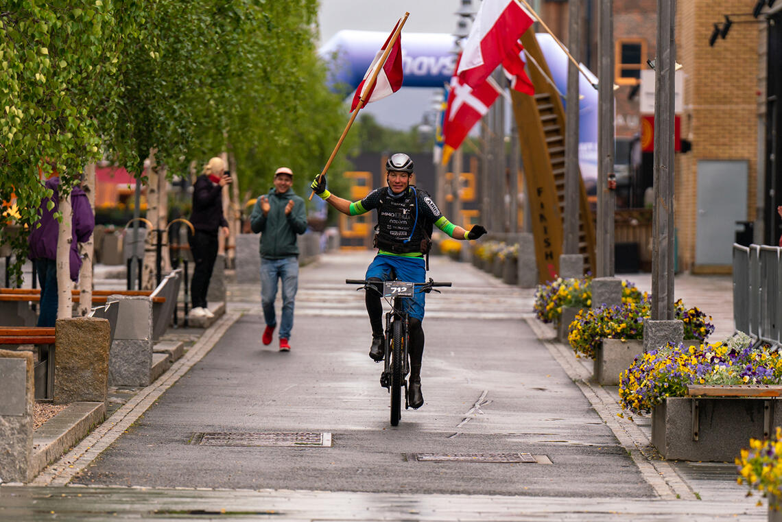 Lukas Kaufmann (28) fra Østerrike kom først til mål etter 66 beinhardetimer på sykkelsetet på vidda. (Foto: Anders Abrahamsen/Offroad Finnmark)