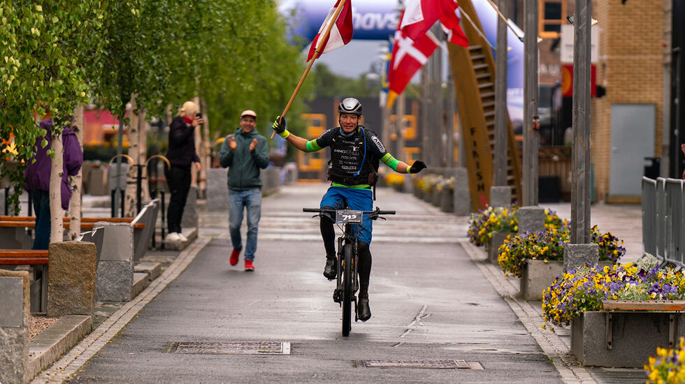 Lukas Kaufmann (28) fra Østerrike kom først til mål etter 66 beinhardetimer på sykkelsetet på vidda. (Foto: Anders Abrahamsen/Offroad Finnmark)