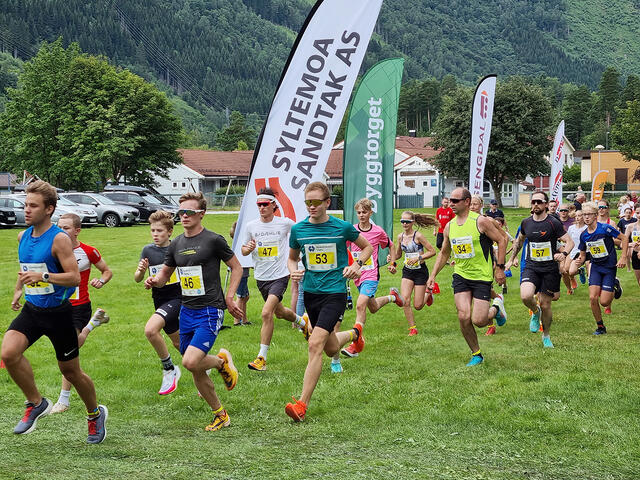 Starten går for konkurranseklassen. (Foto: Berit Eide)