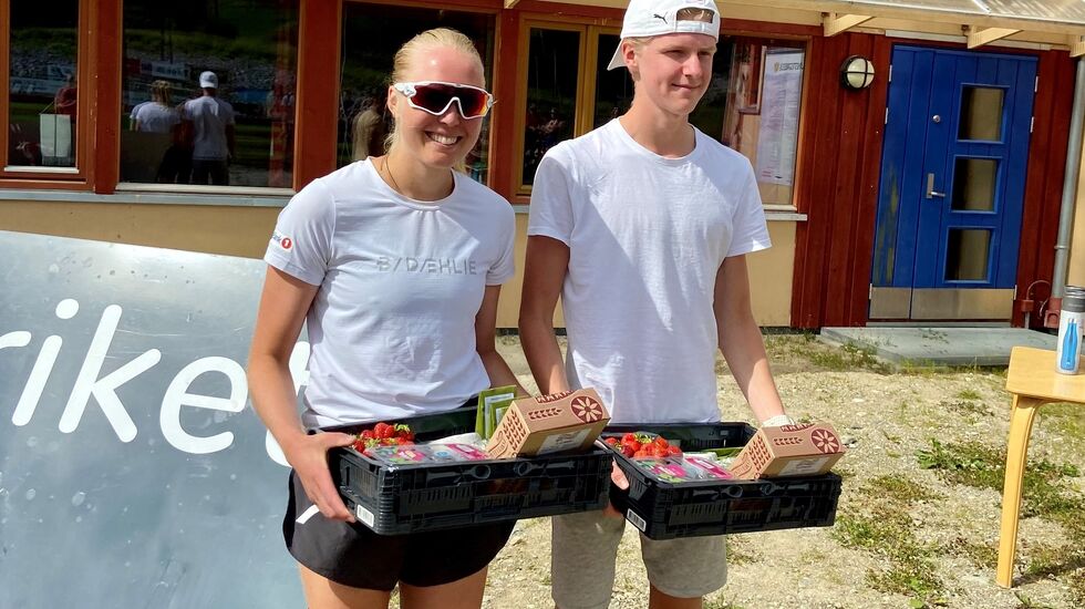 Totalvinnerne på 10 km Pauline Sjøvold og Lars Horten Jordet med hendene fulle av korreiste smakfulle produkter i premie. (Foto: Arrangøren)