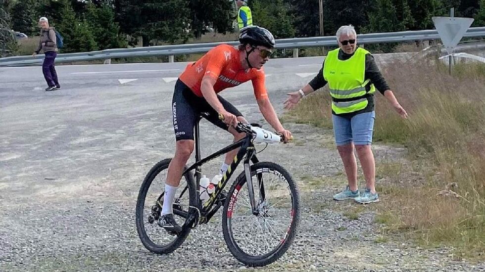 Kristian Klevgård kontrollerer inn på stadion halvannet minutt foran ti ryttere i forfølgergruppa. (Foto: Finn Westgård)