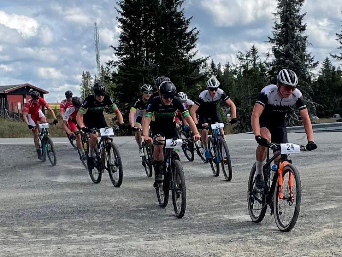 Martin Røste Omdahl (24) og Sindre Sagbakken (22) i front før den trange avslutningen under Sjusjøveien. (Foto: Finn Westgård)