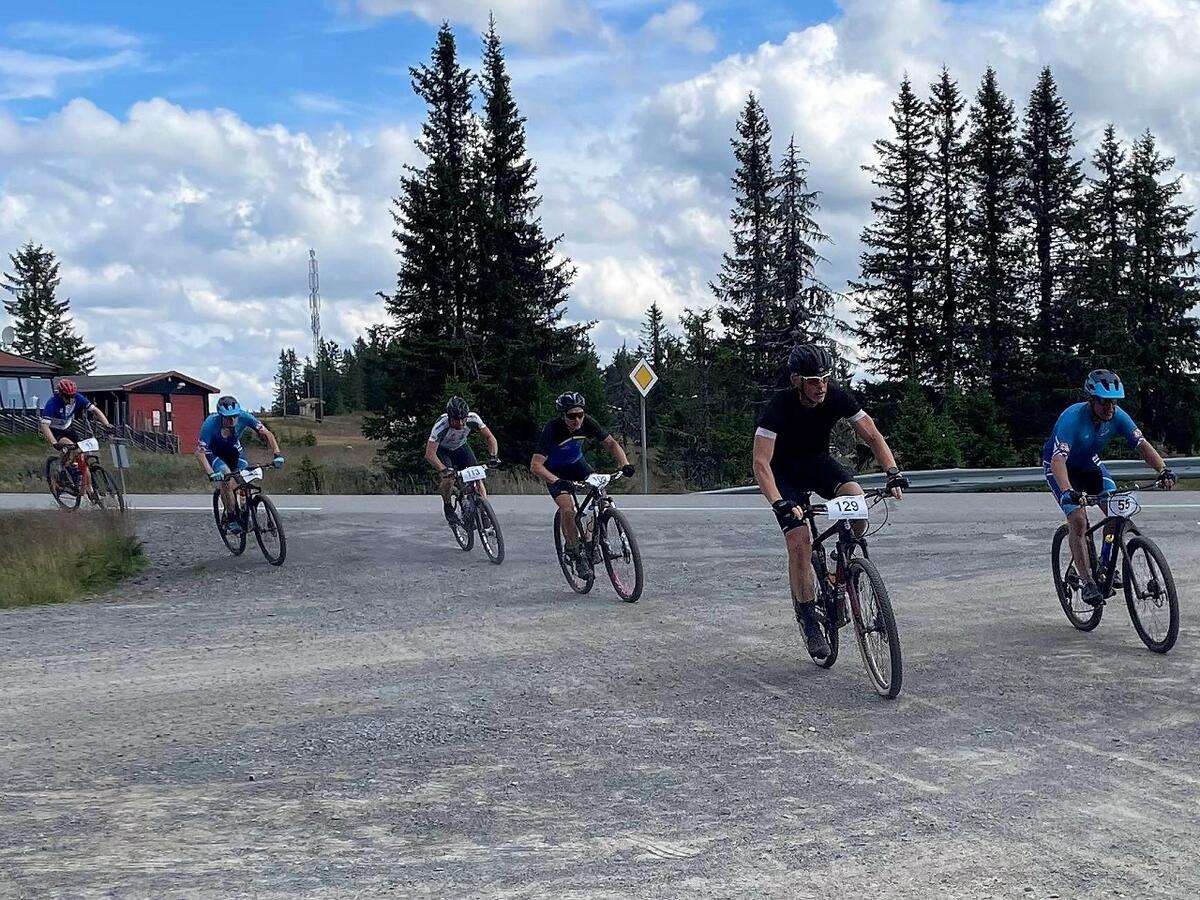 Kjetil Digre (129) og Ingar Kristiansen (55) først inn på det korte oppløpet i denne pulja. (Foto: Finn Westgård)