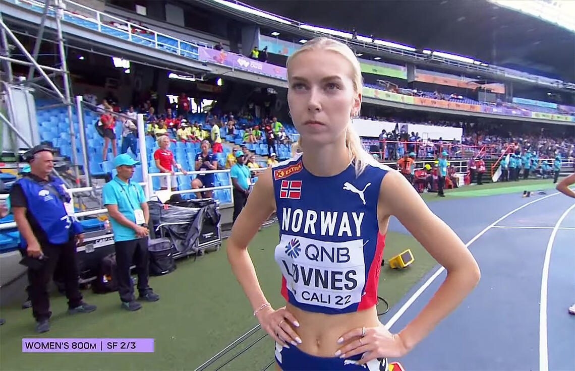 En konsentrert Anne Gine Løvnes stilte til start i det andre av de tre heata i semifinalen. (Foto: fra World Athletics streaming)