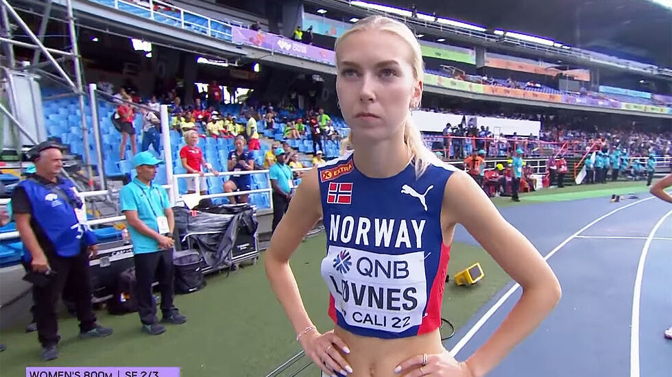 En konsentrert Anne Gine Løvnes stilte til start i det andre av de tre heata i semifinalen. (Foto: fra World Athletics streaming)