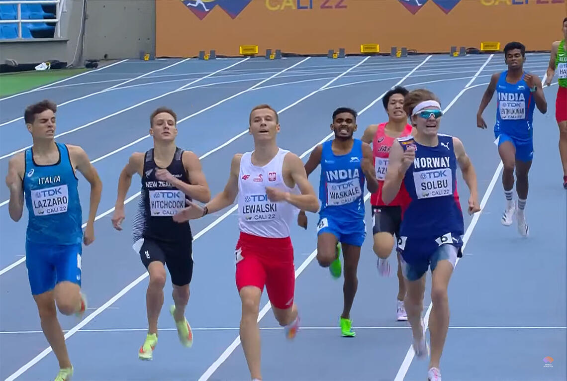 'De tre beste i hvert heat gikk direkte til finalen, og Ole Jakob Solbu løp i mål på en trygg andreplass. (Foto: fra World Athletics streaming)