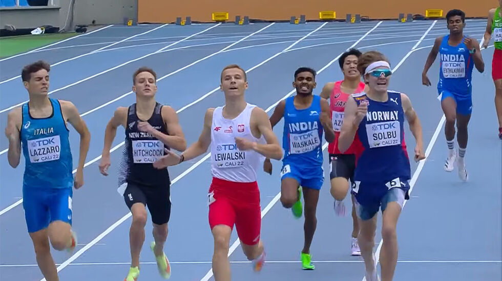 'De tre beste i hvert heat gikk direkte til finalen, og Ole Jakob Solbu løp i mål på en trygg andreplass. (Foto: fra World Athletics streaming)