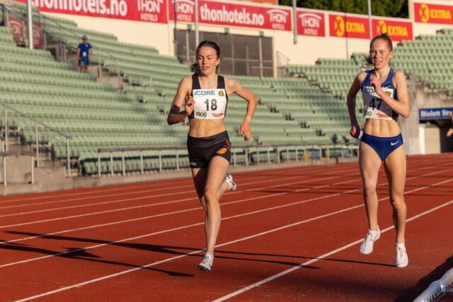 Ingeborg Østgård (til venstre) er finaleklar, mens Ina Halle Haugen må nøye seg med å se 1500 m-finalen fra tribunen. (Arkivfoto: Samuel Hafsahl)
