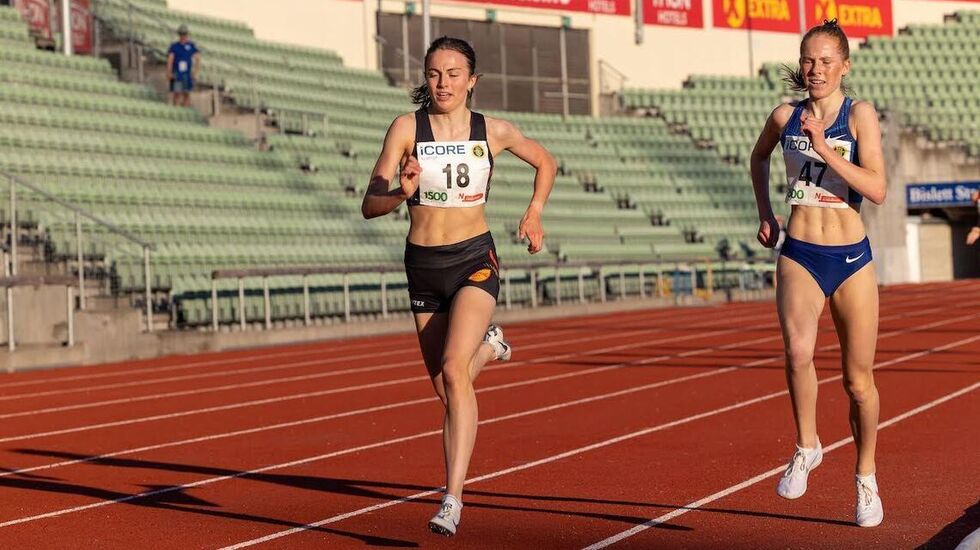 Ingeborg Østgård (til venstre) er finaleklar, mens Ina Halle Haugen må nøye seg med å se 1500 m-finalen fra tribunen. (Arkivfoto: Samuel Hafsahl) 