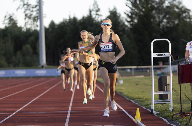 Malin Hoelsveen løp inn til seier og klar pers på 800 m under Norgeslekene på Jessheim. (Foto: Bjørn Hytjanstorp)