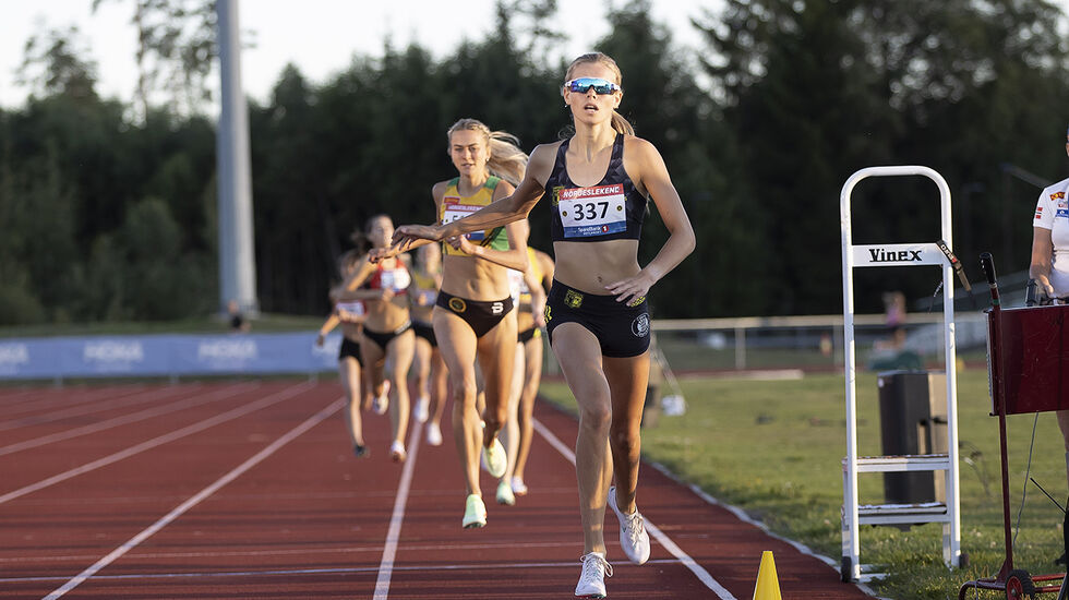 Malin Hoelsveen løp inn til seier og klar pers på 800 m under Norgeslekene på Jessheim. (Foto: Bjørn Hytjanstorp)