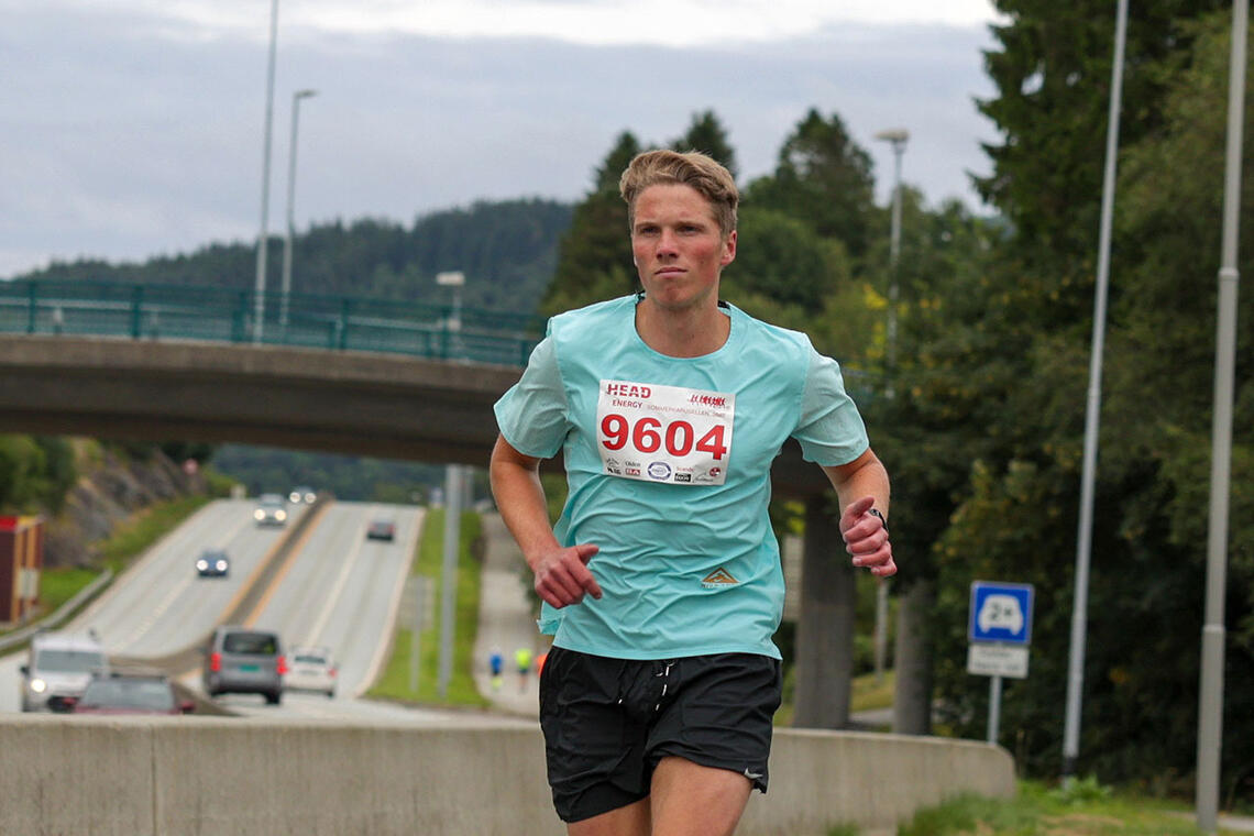 Det var første gang Andreas Fantoft deltok i et gateløp da han satte fart ut langs Flyplassveien i Sommerkarusellens fjerde løp. (Alle foto: Arne Dag Myking)