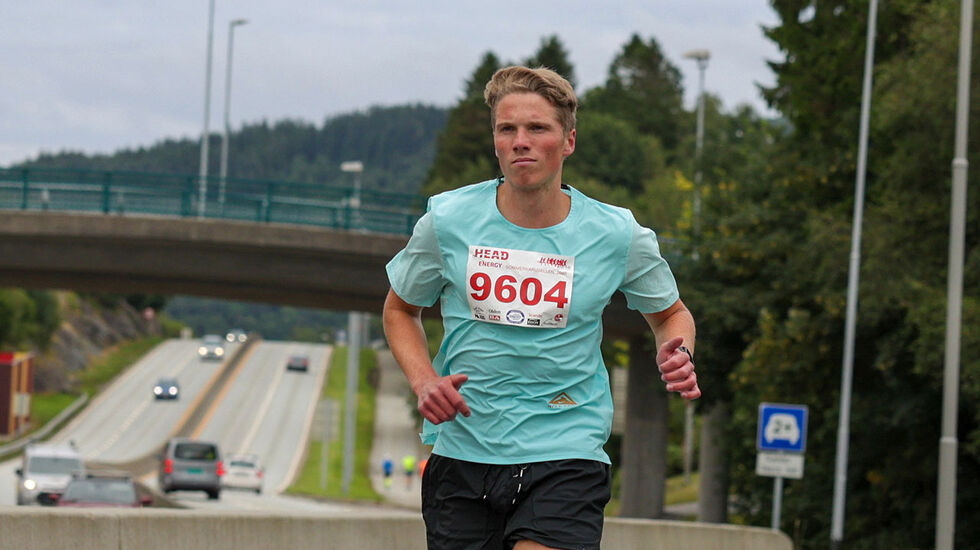 Det var første gang Andreas Fantoft deltok i et gateløp da han satte fart ut langs Flyplassveien i Sommerkarusellens fjerde løp. (Alle foto: Arne Dag Myking)