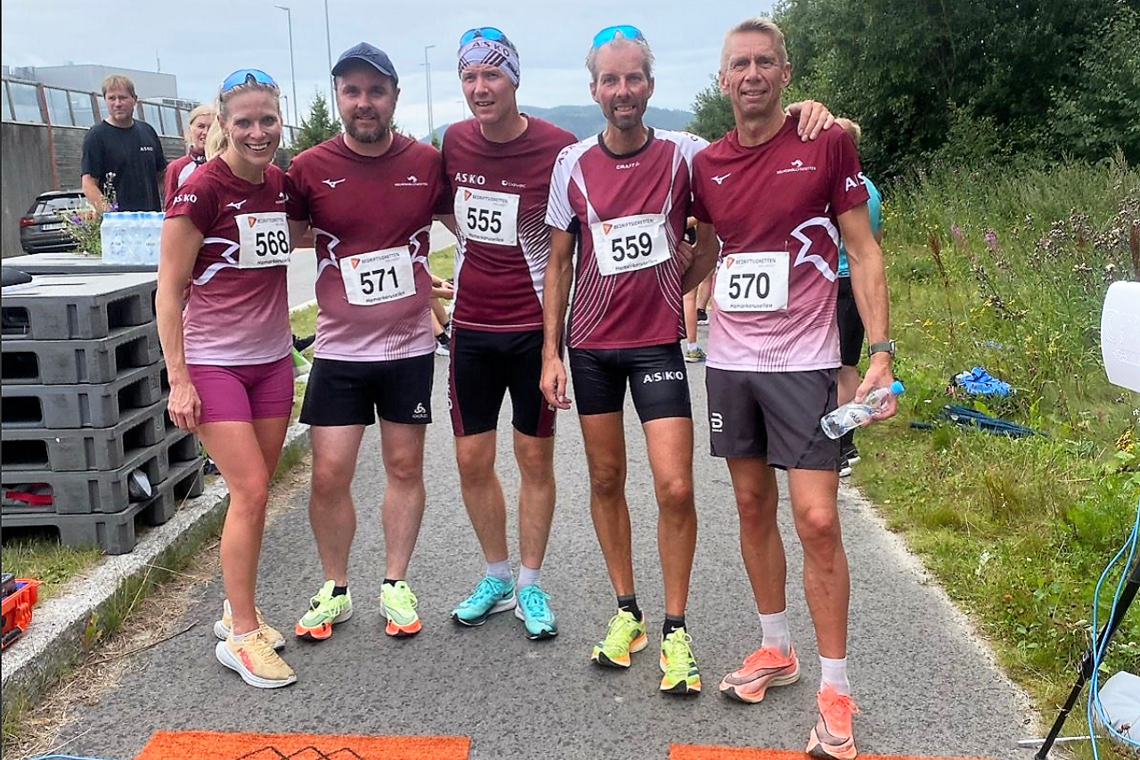 Asko klare til start i eget løp (fra venstre): Eli Gjermundshaug Pedersen, Audun Grun, Henning Mortensen, Jan Hovde og Håkon Amb. (Foto fra Hamarkarusellens facebookside)