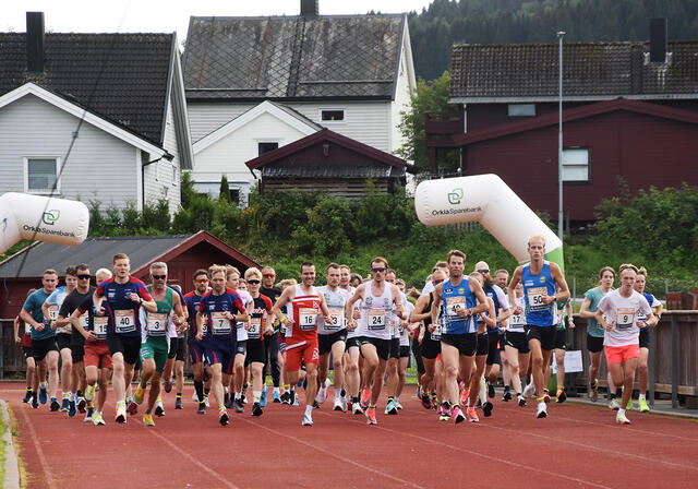 Starten har nettopp gått, og 10 km-feltet er ennå temmelig samla. (Foto: Tor Jarle Bolme)