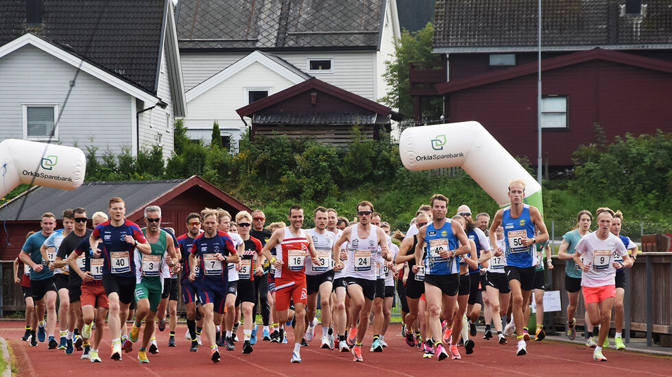 Starten har nettopp gått, og 10 km-feltet er ennå temmelig samla. (Foto: Tor Jarle Bolme)